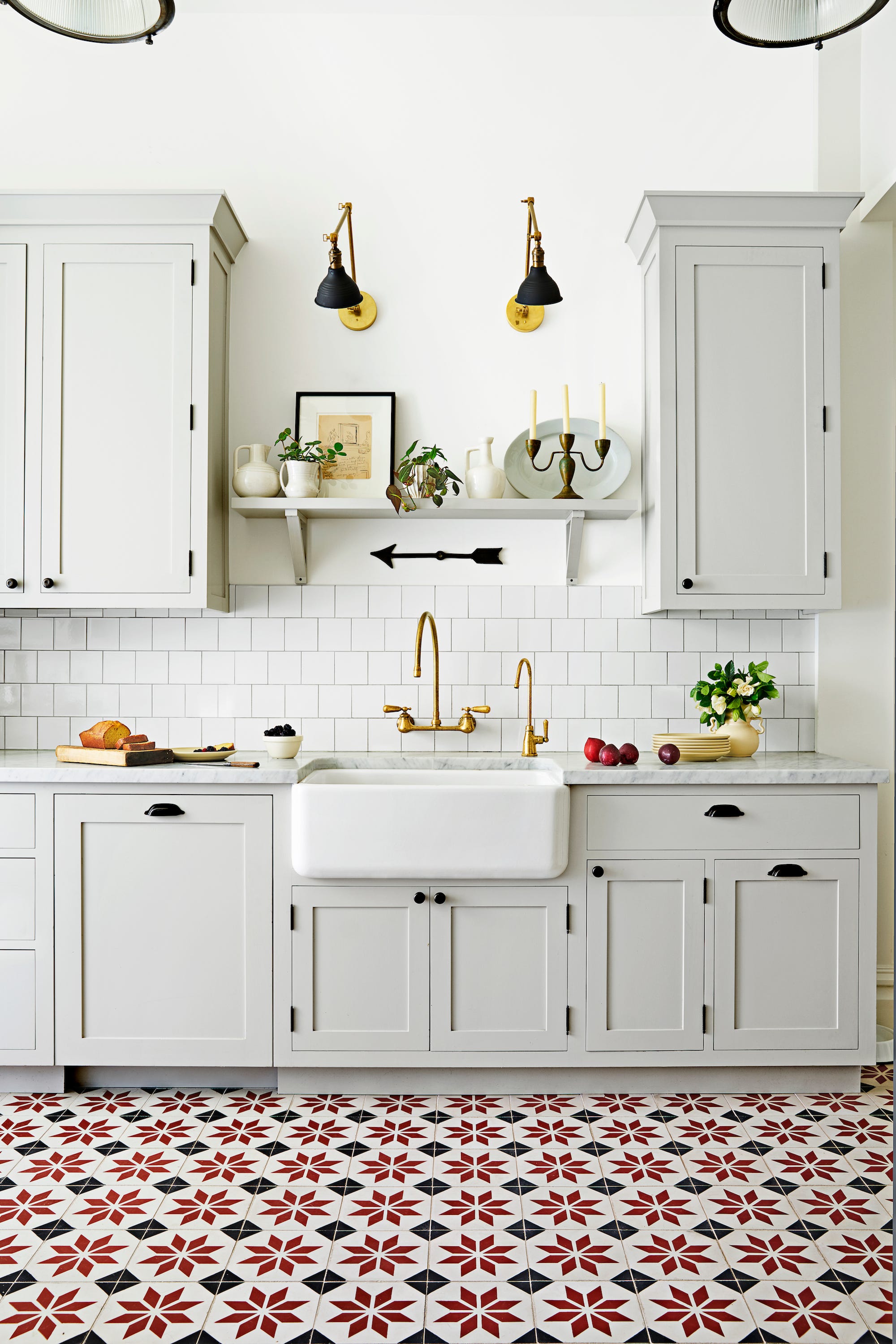 cocina con suelo de azulejos coloridos