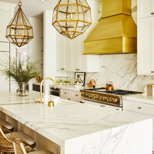 https://hips.hearstapps.com/hmg-prod/images/kitchen-trends-house-beautiful-alison-victoria-chicago-041019674-1564685753-6541749b3b569.jpeg?crop=0.675xw:1.00xh;0.152xw,0&resize=640:*