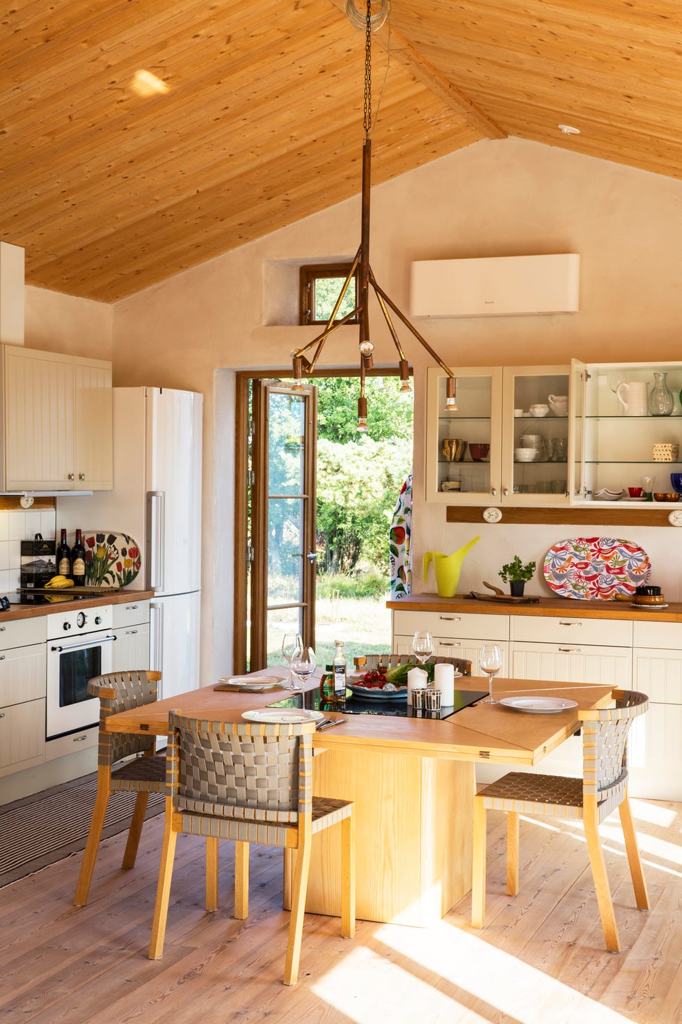 Kitchen with dining table