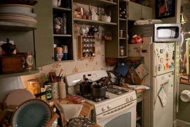 la decoración del apartamento de meryl streep en la serie ﻿'sólo asesinatos en el edificio' recuerda las películas de la actriz