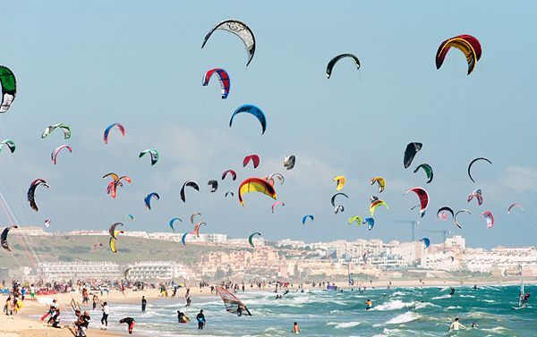 Kitesurfers in Tarifa Spanje