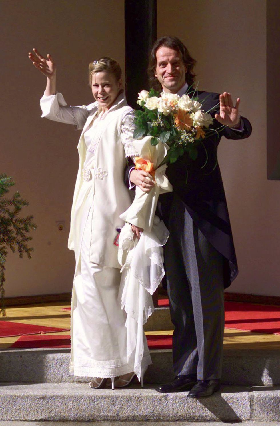 los recién casados saludan tras su enlace el 26 de octubre de 2002