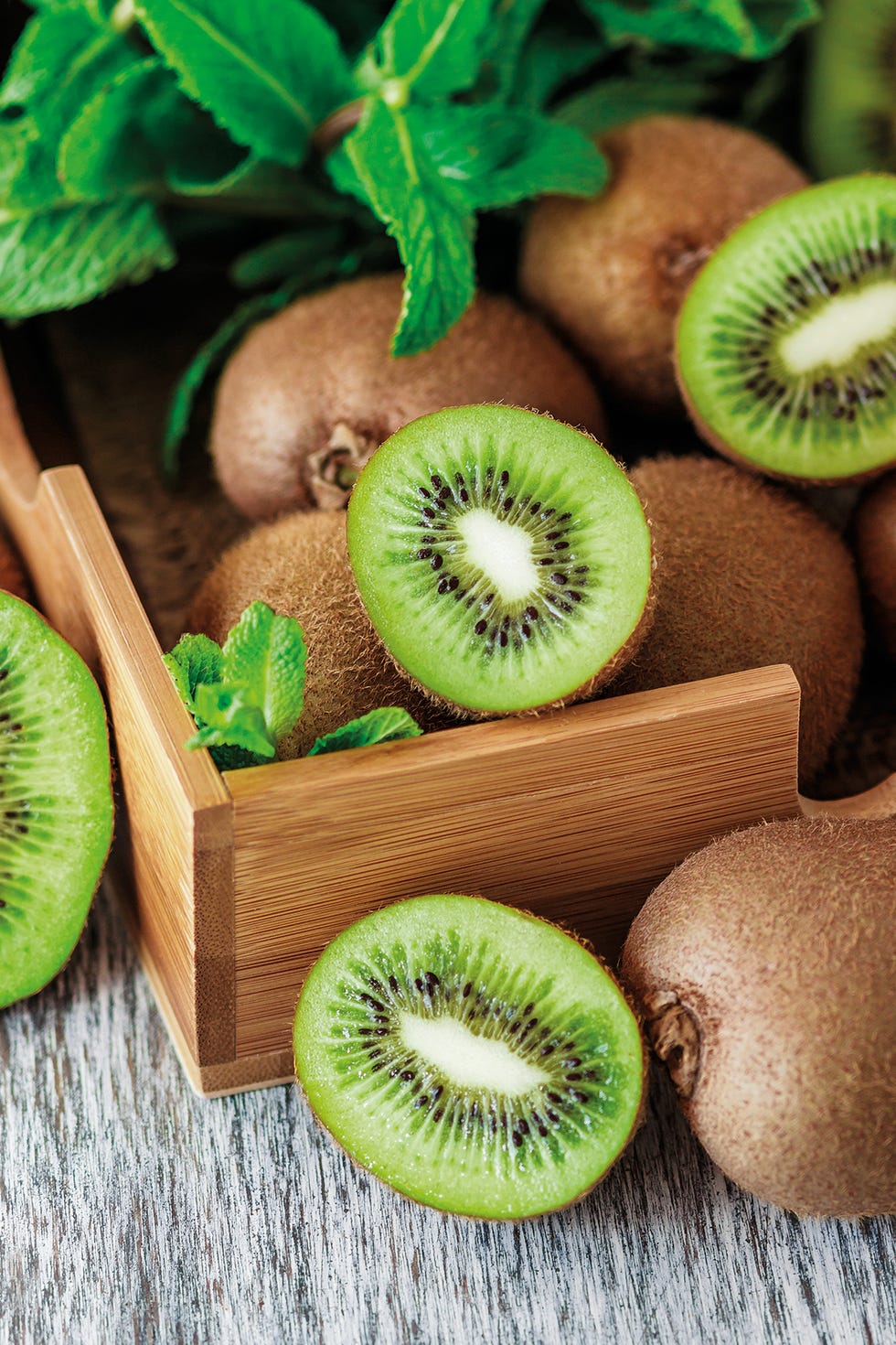 un caja con kiwis, un alimento del que te contamos todos sus beneficios