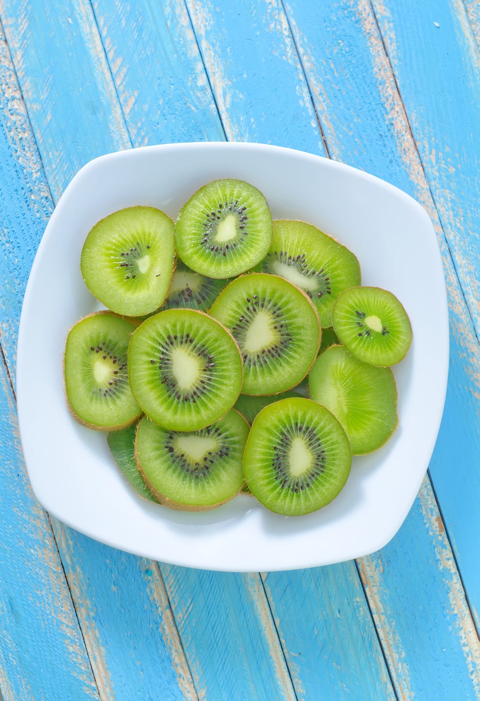 sliced kiwi in a bowl