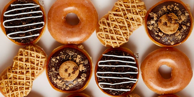 Doughnut, Food, Cuisine, Pastry, Baked goods, Dish, Cider doughnut, Dessert, Baking, Bagel, 