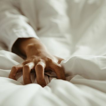 vrouw krijgt orgasme in bed en vraagt zich af of het haar vruchtbaarheid beïnvloedt