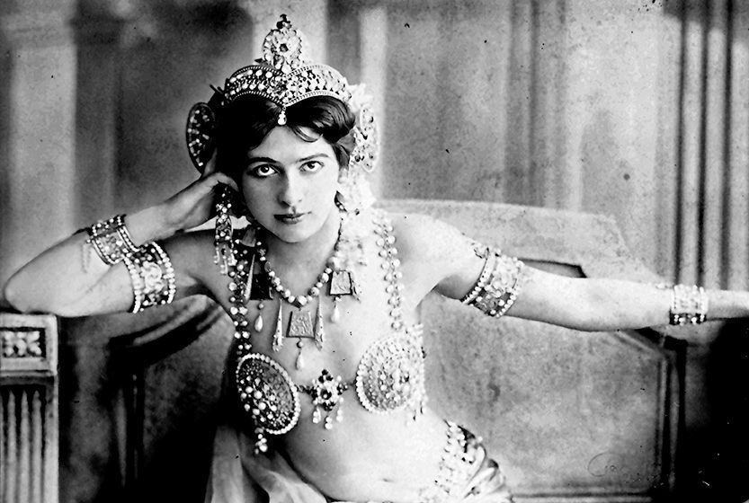 Mata Hari in 1906 Haar artiestennaam is Maleis voor oog van de dag en is genspireerd op dansen die ze in NederlandsIndi had gezien