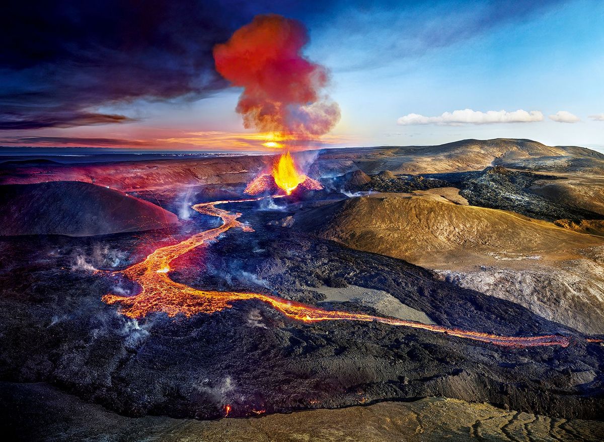 Fotograaf Stephen Wilkes legde een vulkaanuitbarsting op IJsland vast Hij zou het vurige tafereel maar liefst 21 uur lang onafgebroken aanschouwen