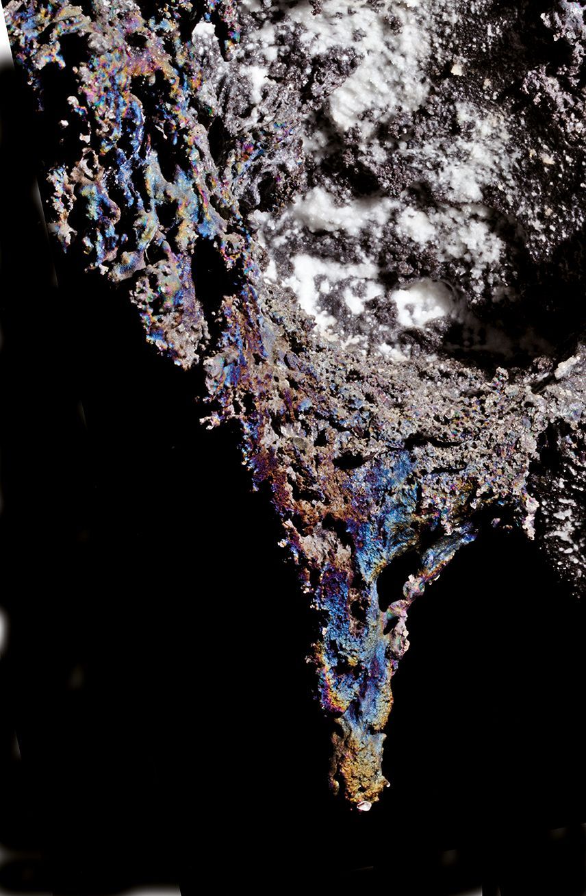 In lavatunnels die na een vulkaanuitbarsting op Hawa zijn ontstaan zijn blauwe en paarse oxidatie op druipstenen ontstaan