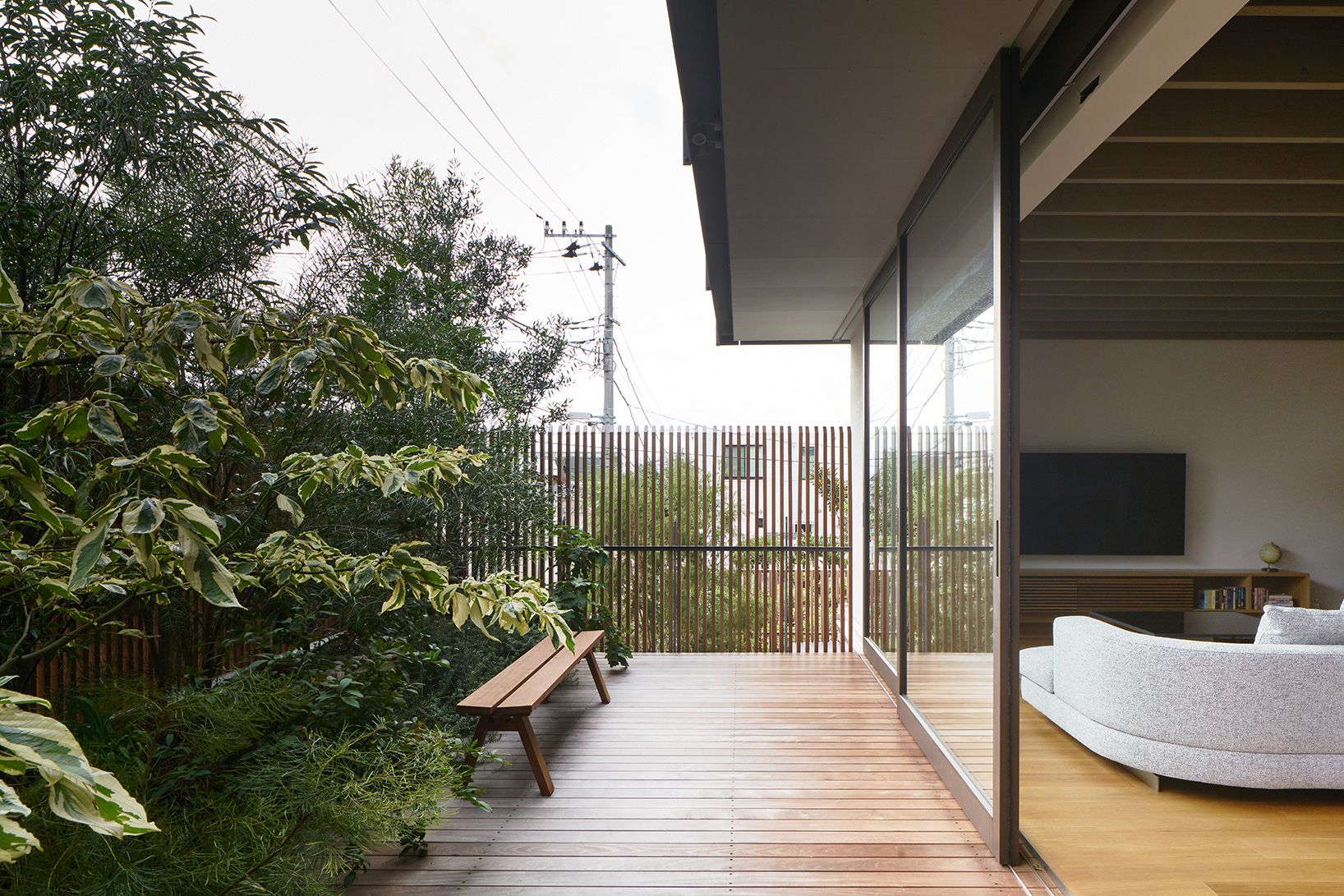 Una casa llena de luz y naturaleza con un patio interior en Tokio