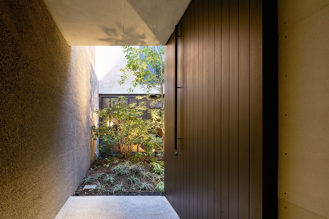 Una casa llena de luz y naturaleza con un patio interior en Tokio