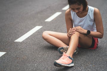 knee pain sport injury, women has knee pain during outdoor exercise sports running knee injury in women runner