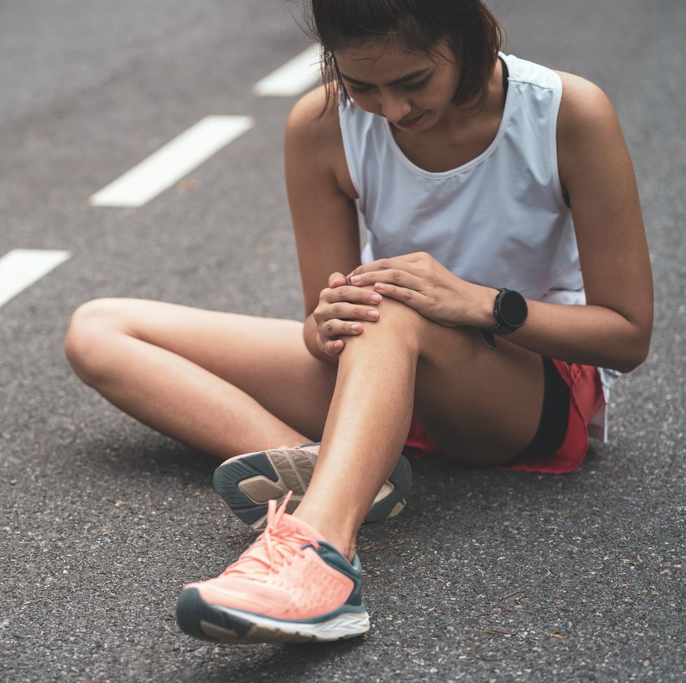 knee pain sport injury, women has knee pain during outdoor exercise sports running knee injury in women runner