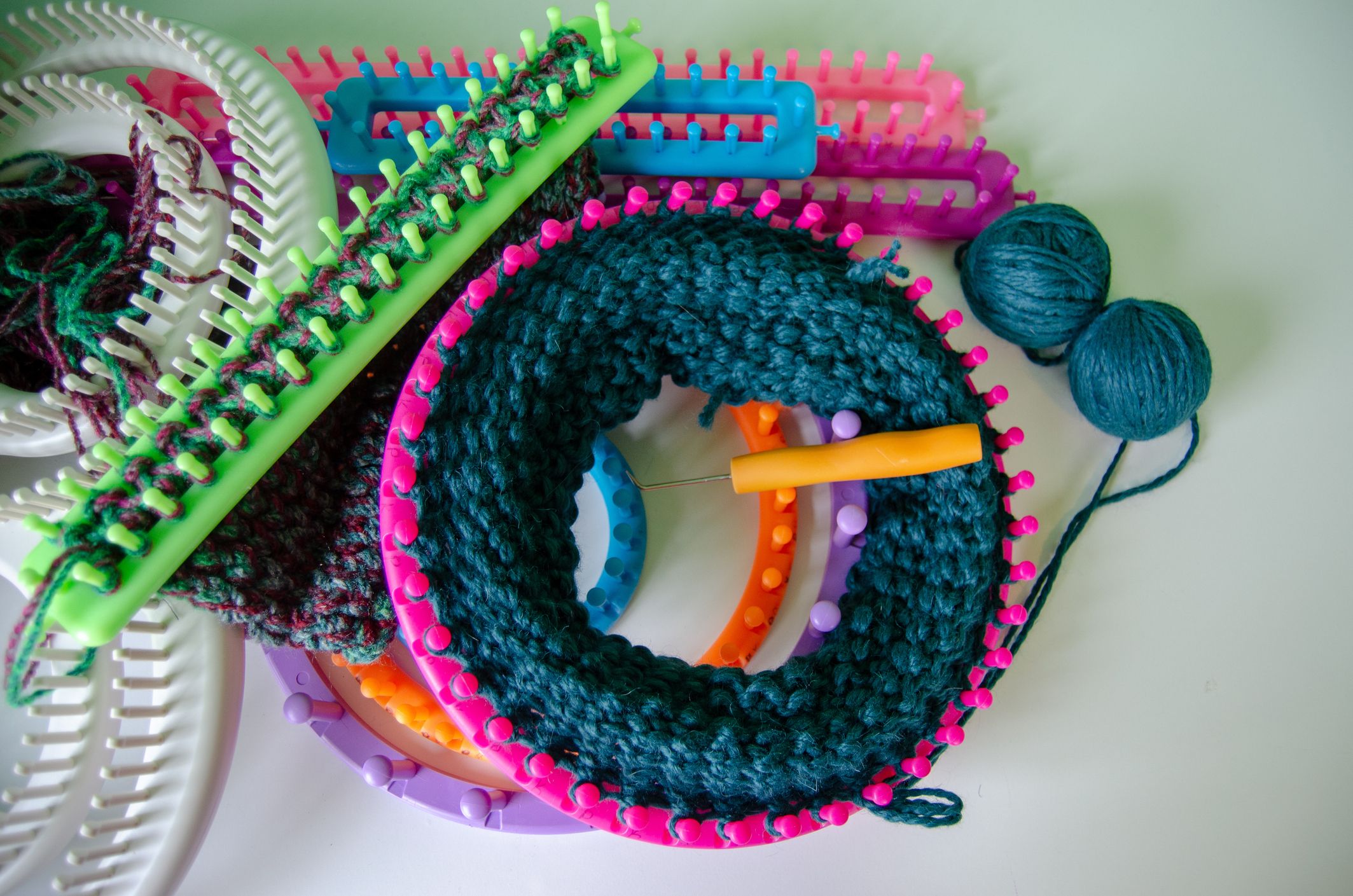 Loom knitting: How to use a knitting loom and the kit you need