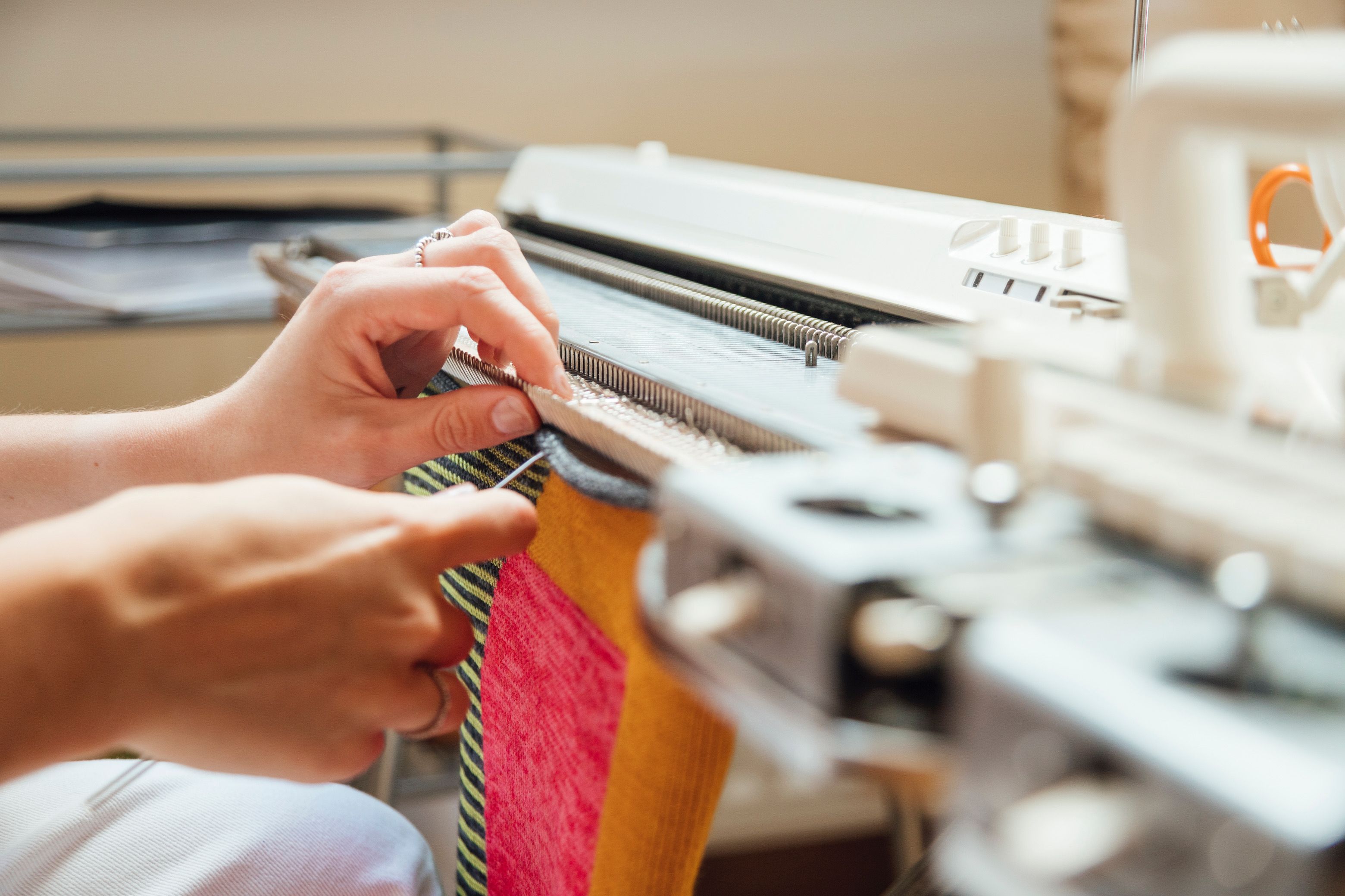 How to use a knitting machine and project ideas