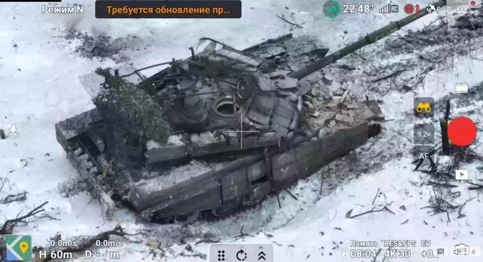 Watch Two Ukrainian Bradleys Outmaneuver Russia’s Mighty T-90M Tank ...