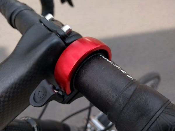 Bicycle handlebar, Bicycle part, Bicycle, Bicycle wheel, Vehicle, Road bicycle, Hand, Material property, Carbon, Finger, 