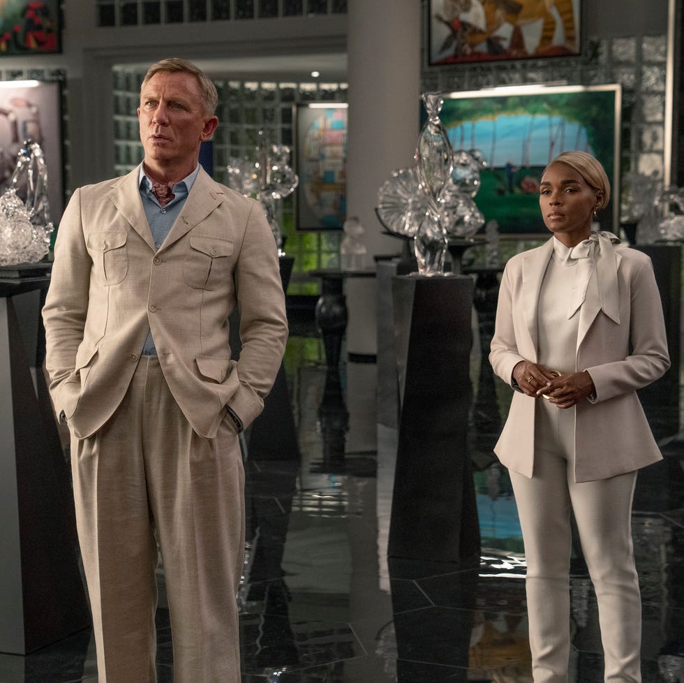 glass onion: a knives out mystery (2022) jessica henwick as peg, daniel craig as detective benoit blanc and janelle monáe as andi. cr: john wilson/netflix glass onion: a knives out mystery (2022) jessica henwick as peg, daniel craig as detective benoit blanc and janelle monáe as andi. cr: john wilson/netflix