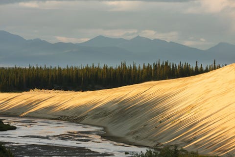 In het Arctische noordenwesten van Alaska omvat het Kobuk Valley National Park ook de trekroutes van een half miljoen kariboes Het park trok in 2018 bijna 15000 menselijke bezoekers