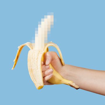 een hand die een banaan als piemel vasthoudt