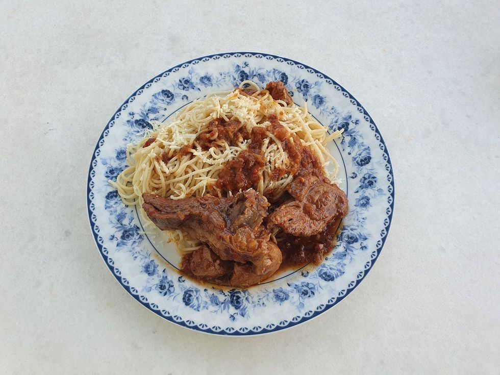 Kokoras me makaronia gesmoorde haan in rode saus met spaghetti is een van de traditionele gerechten van Naxos en kan het best in een van de traditionele familietavernas op het eiland worden gegeten