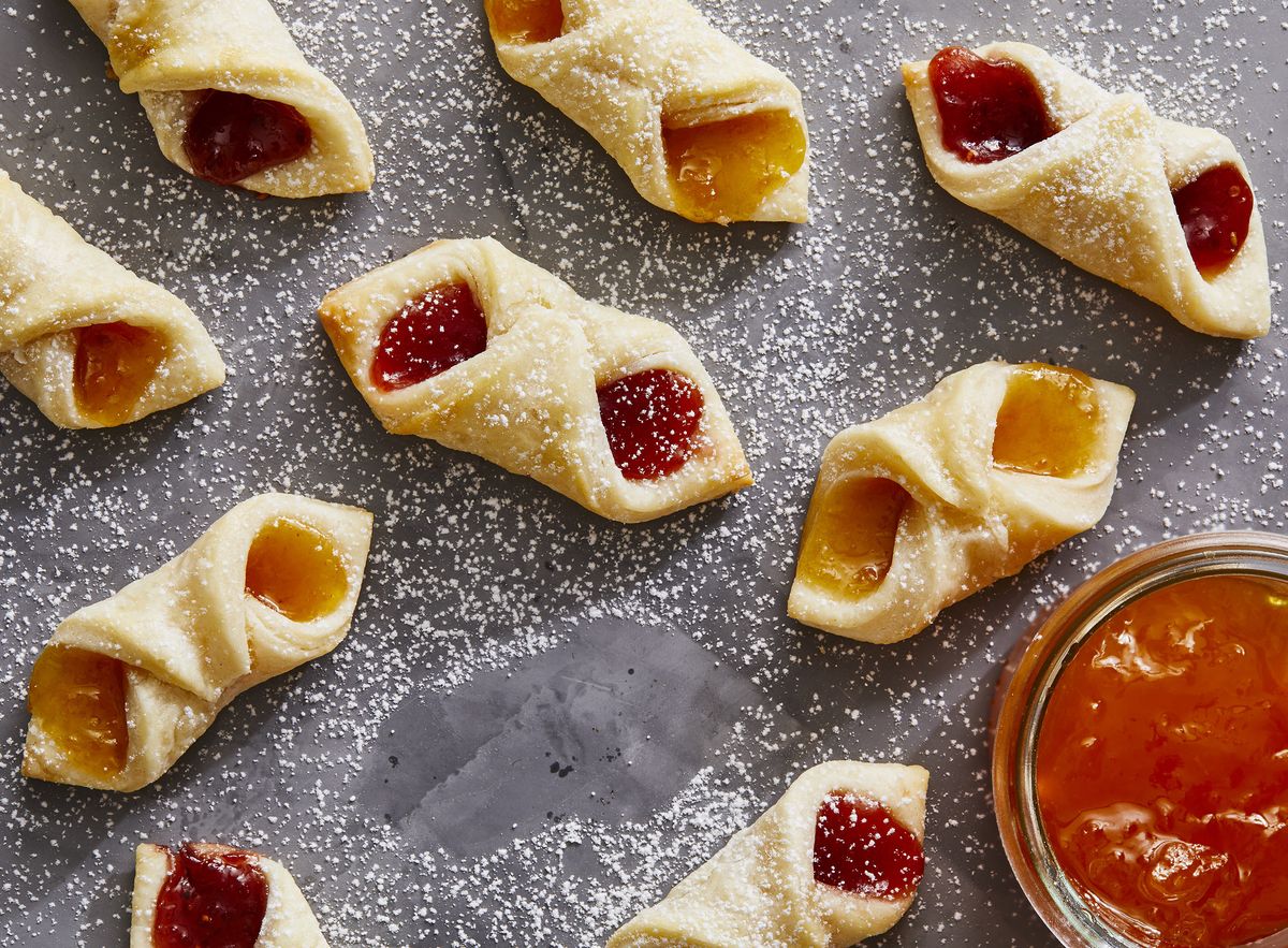 kolaczki cookies dusted with powdered sugar with apricot jam