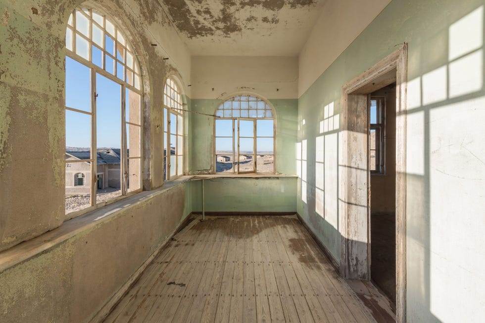 Hoewel Kolmanskop in het midden van een kaal stuk woestijn ligt kende het stadje ooit de nodige voorzieningen waaronder een ziekenhuis met twee Duitse artsen een kroeg een ijsfabriek een graskegelbaan en een muziektheater waar plaatselijke turners en acteurs en Europese operagezelschappen optraden