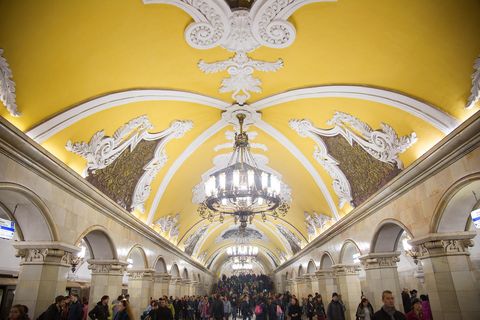 METROSTATION KOMSOMOLSKAJAIn een van de drukste metrostations van Moskou worden verbluffende marmeren pilaren  in totaal 68  verlicht door kroonluchters