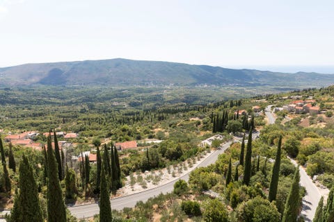 De Konavlevallei ten zuidoosten van Dubrovnik wordt in tween gedeeld door de rivieren Ljuta en Konavoica en omvat wijn en olijfgaarden naast boomgaarden met geurige mandarijnen vijgen en moerbeivruchten