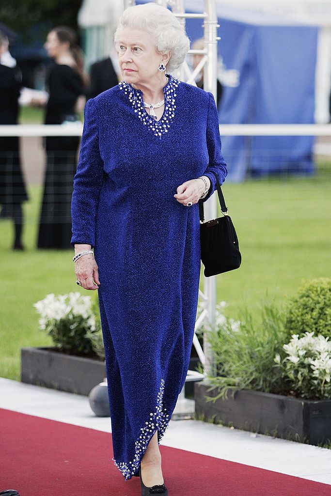 koningin elizabeth voor een diner in 2006 na een paardenshow, in blauwe jurk, zwarte schoenen