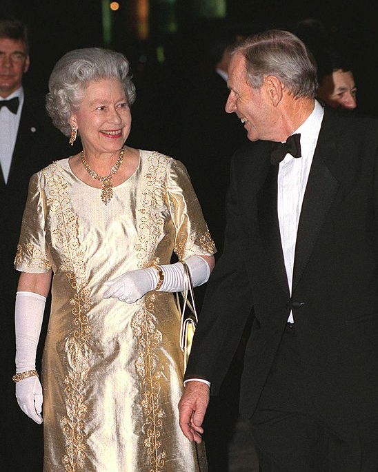 koningin elizabeth op royal gala in gouden jurk