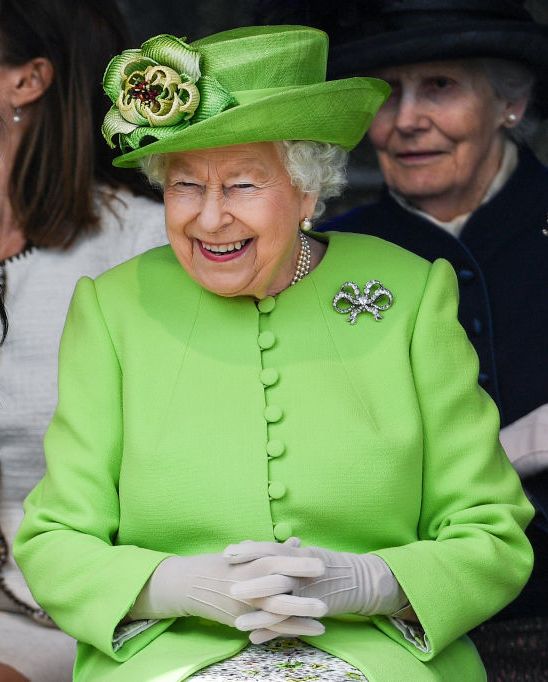 koningin elizabeth in neon groen