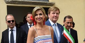 koningin máxima draagt een zomerjurk in italië