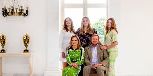 de koninklijke familie poseert samen voor de jaarlijkse fotoshoot