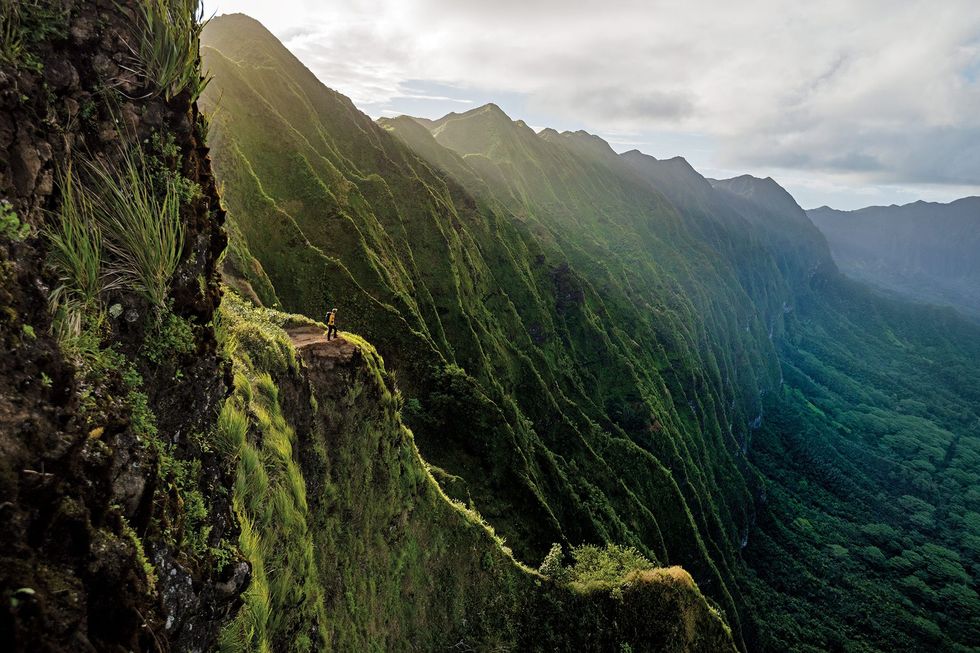 De Koolau Mountains op het eiland Oahu liggen pal achter de drukke toeristenstad Waikiki