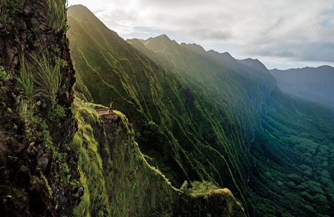 Een hiker kijkt uit over de Koolau Range op Oahu Hawa