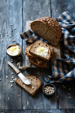 brood tafel mes boter brood gesmeerd kleed