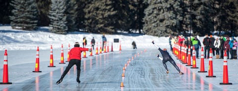 Juich de schaatsers toe tijdens de Kortebaanraces een typisch Nederlandse schaatswedstrijd Zo hebben we ze al een tijdje niet meer meegemaakt thuis
