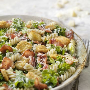 koude pastasalade met kip, bacon en croutons   a la caesar salad