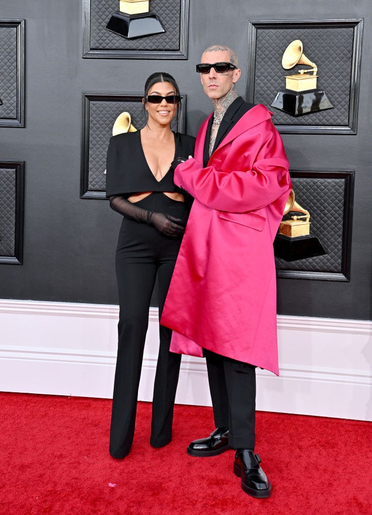 preview for Addison Rae, Justin & Hailey Bieber Pack On PDA At The Grammys 2022 Red Carpet!