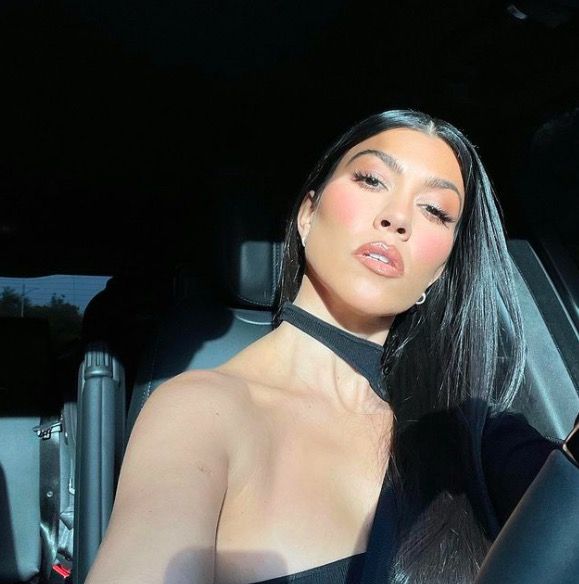 https://hips.hearstapps.com/hmg-prod/images/kourtney-kardashian-s-instagram-comments-all-make-the-same-joke-1618302569.jpg