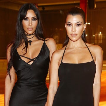 Kourtney Kardashian se burla de Kim usando una frase mítica kourtney y kim kardashian, en una foto de archivo