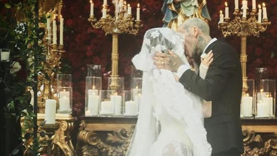 kourtney kardashian travis barker wedding kiss 2 1653253525
