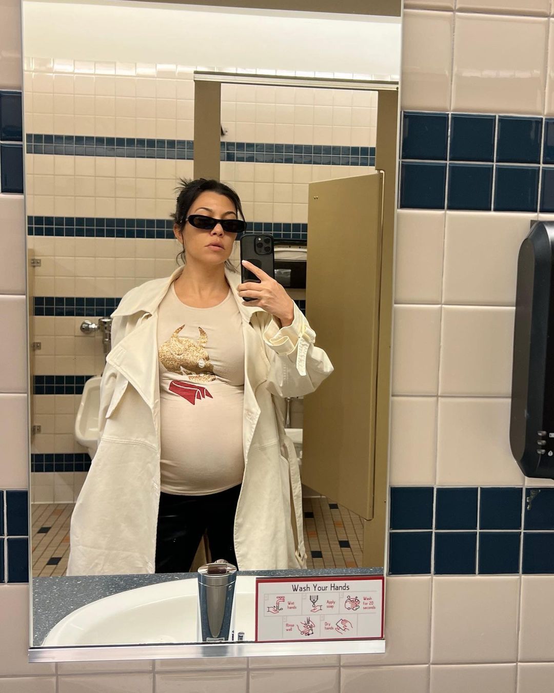 Kourtney Kardashian Posted New Baby Bump Photos