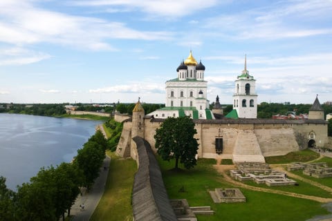 Churches of the Pskov School of Architecture, Russia KERKEN VAN DE PSKOVARCHITECTUUR RUSLANDVijf eeuwen van Russische architectuur zijn schatplichtig aan de noordwestelijke stad Pskov De voor Pskov kenmerkend compacte bouwstijl met zijn vele koepels is ook vandaag nog terug te zien in kerken basilieken kloosters en torens uit de vijftiende en zestiende eeuw en getuigen van een van de belangrijkste architectuurscholen van Rusland