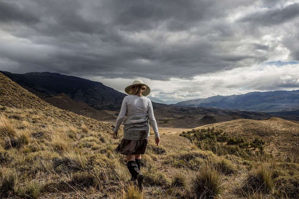Kris Tompkins loopt door de ruige en uitgestrekte graslanden van Valle Chacabuco in het toekomstige Patagonia National Park Tompkins Conservation heeft bijna een half miljoen hectare grond gedoneerd om dit wonderschone landschap te behouden en toegankelijk te maken voor toeristen