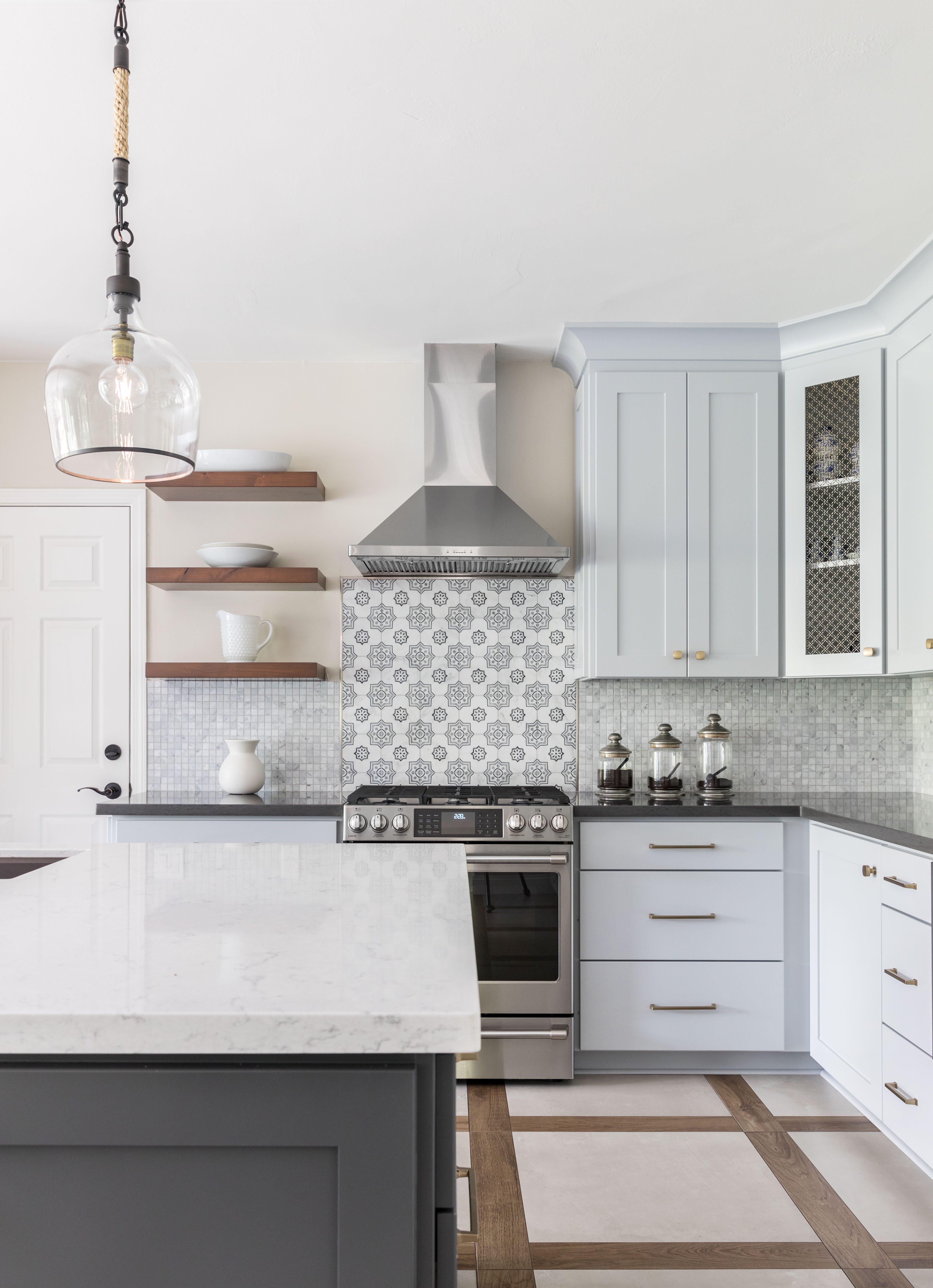 cocina moderna con isla y suelo de madera y baldosas