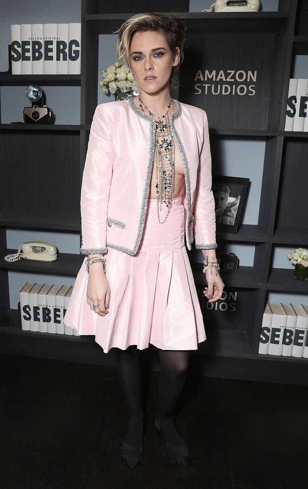 Kristen Stewart no bra pink chanel