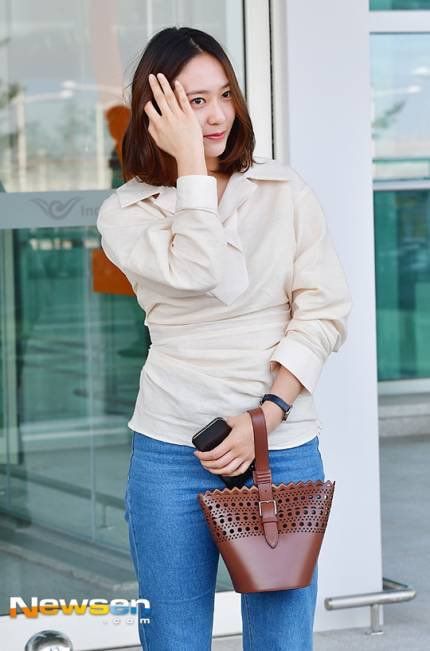Clothing, Shoulder, Sleeve, Beauty, Neck, Jeans, Fashion, Blouse, Waist, Joint, 