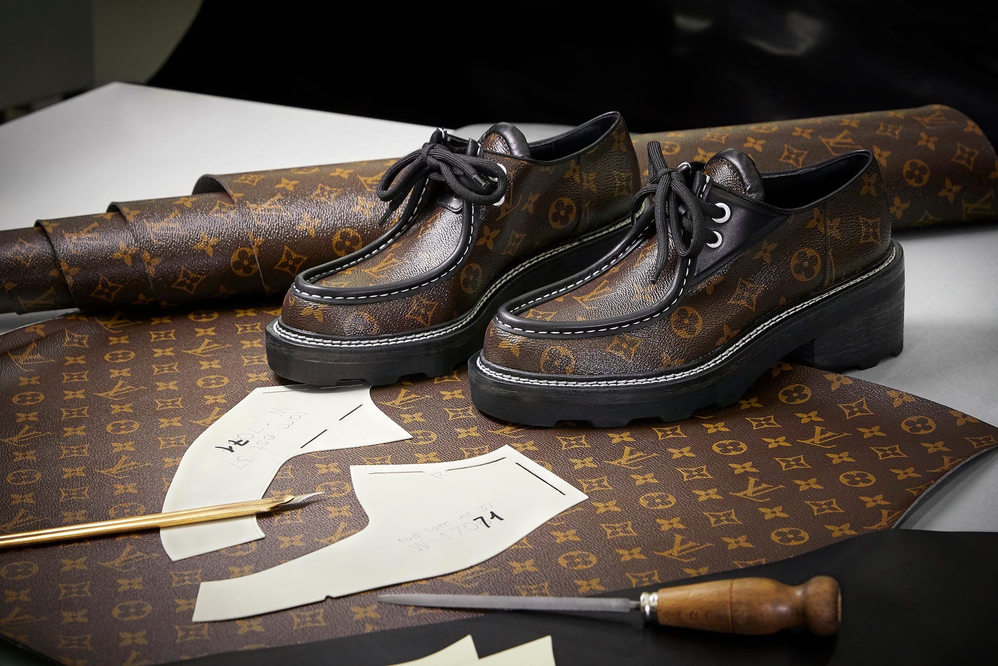 Zapatos masculinos de Louis Vuitton artesanía de lujo